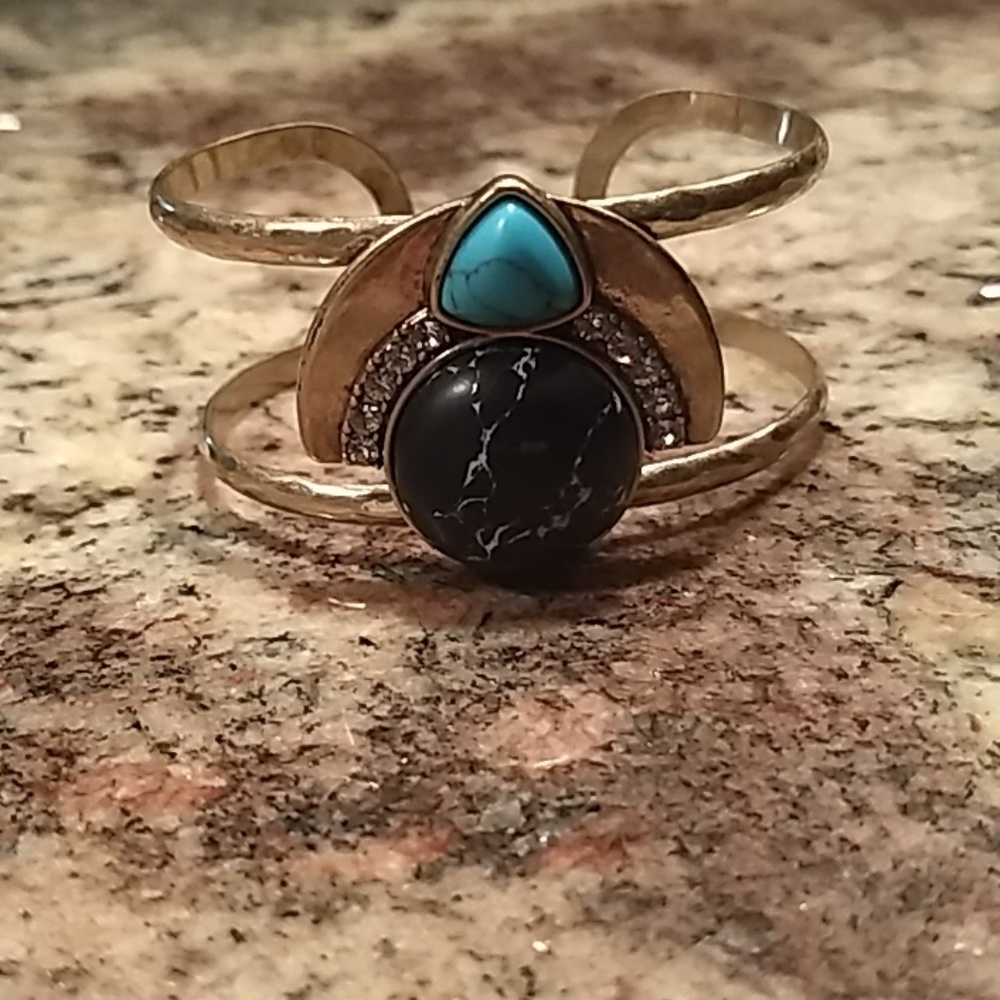 Chloe & Isabel, Capri Cuff Bracelet, Like New!